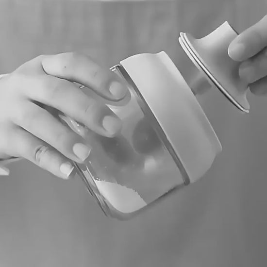 Telescopic spoon seasoning jar demo